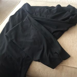 Very cute black pant w front & back pockets